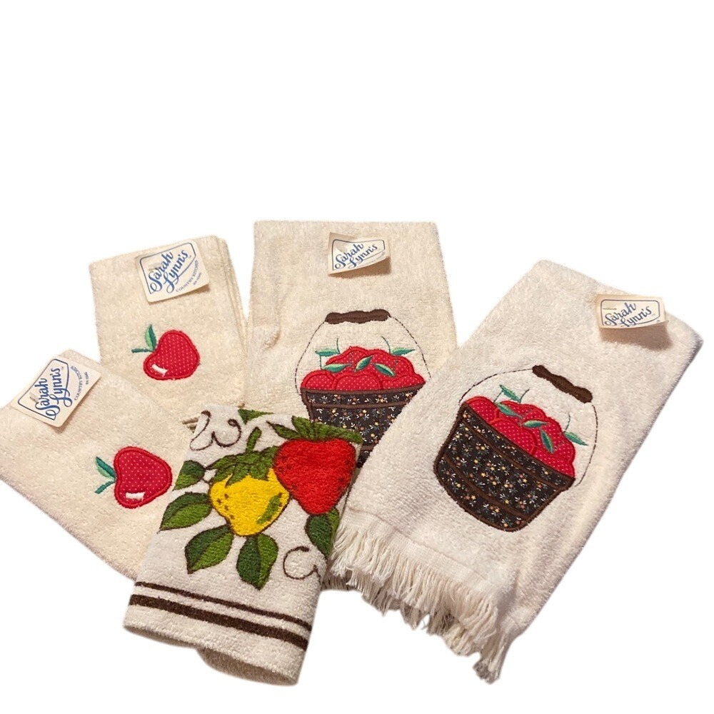 VTG Sarah Lynn NWT Kitch Towel‎ Wash Cloth Bundle Strawberry Theme Cream Red